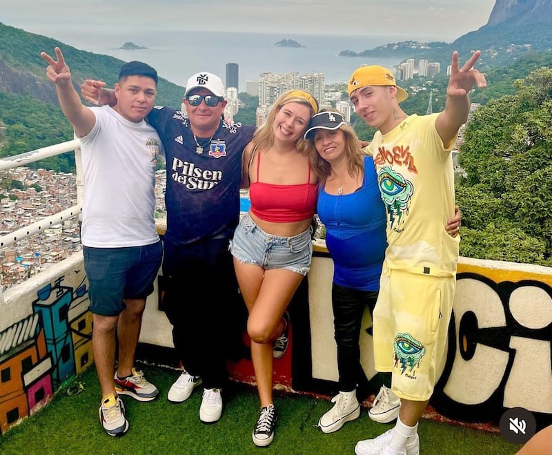 Priscila Acuña junto a Pailita y su familia en Brasil