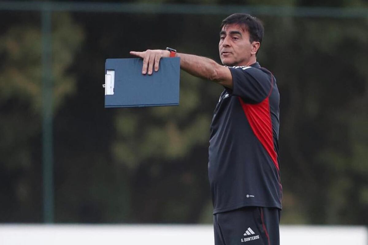 El entrenador argentino Gustavo Quinteros dirigiendo un entrenamiento de Colo Colo.
