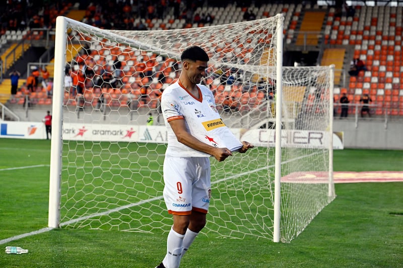 David Escalante celebra un gol con Cobreloa en el estadio Zorros del Desierto.