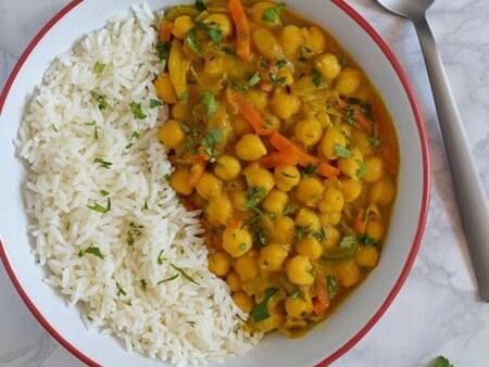Receta vegana fácil y rápida: Prepara un delicioso curry de garbanzos en solo minutos