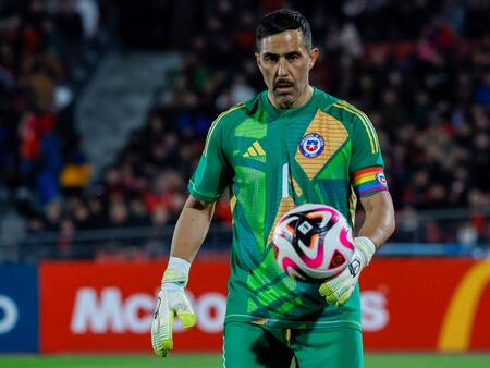 Balde de agua fría: Claudio Bravo sale por lesión ante Paraguay y peligra para la Copa América 2024