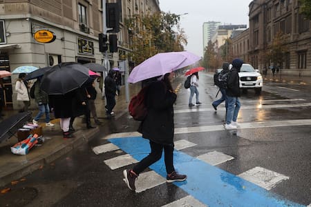 Vuelve la lluvia a la Región Metropolitana: ¿Cuándo y cuánto lloverá?