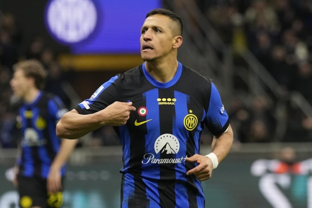 Alexis Sánchez señalándose varias veces después de anotar el segundo gol del Inter frente a Empoli.