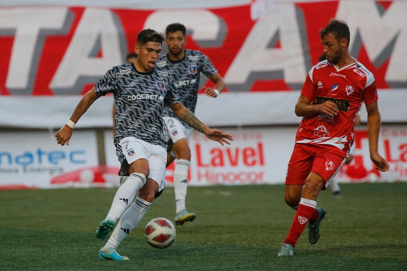 Jugadores de Colo Colo y Deportes Copiapó en partido disputado en la primera fecha del Campeonato Nacional 2023.