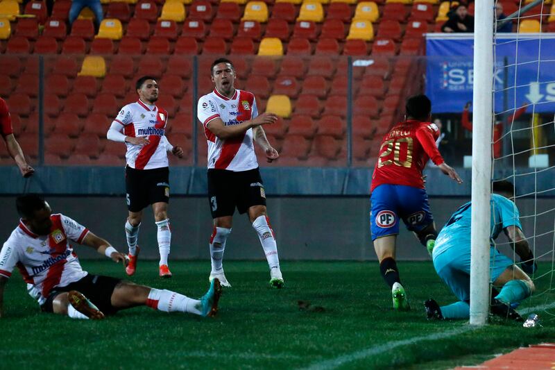 Vicente Conelli en primer plano celebra su gol anotado ante Curicó Unido en el estadio Santa Laura.
