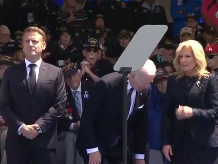 VIDEO | Joe Biden intentó sentarse en una “silla imaginaria” en acto político con Emmanuel Macron