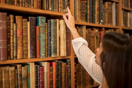 Retiran más de 60 mil libros desde varias bibliotecas tras encontrar ejemplares contaminados con arsénico