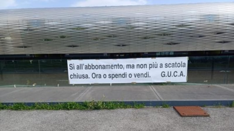 Hinchas de Udinese dejaron este mensaje a los directivos del club en medios de los rumores por el regreso de Alexis Sánchez.