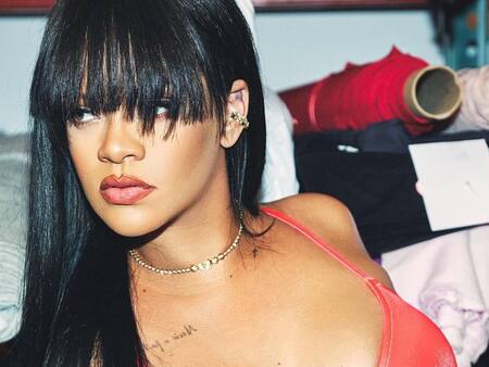Rihanna luce su pelo al natural con radical cambio de look