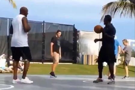 VIDEO | Michael Jordan humilla a jóvenes basquetbolistas a sus 60 años de edad
