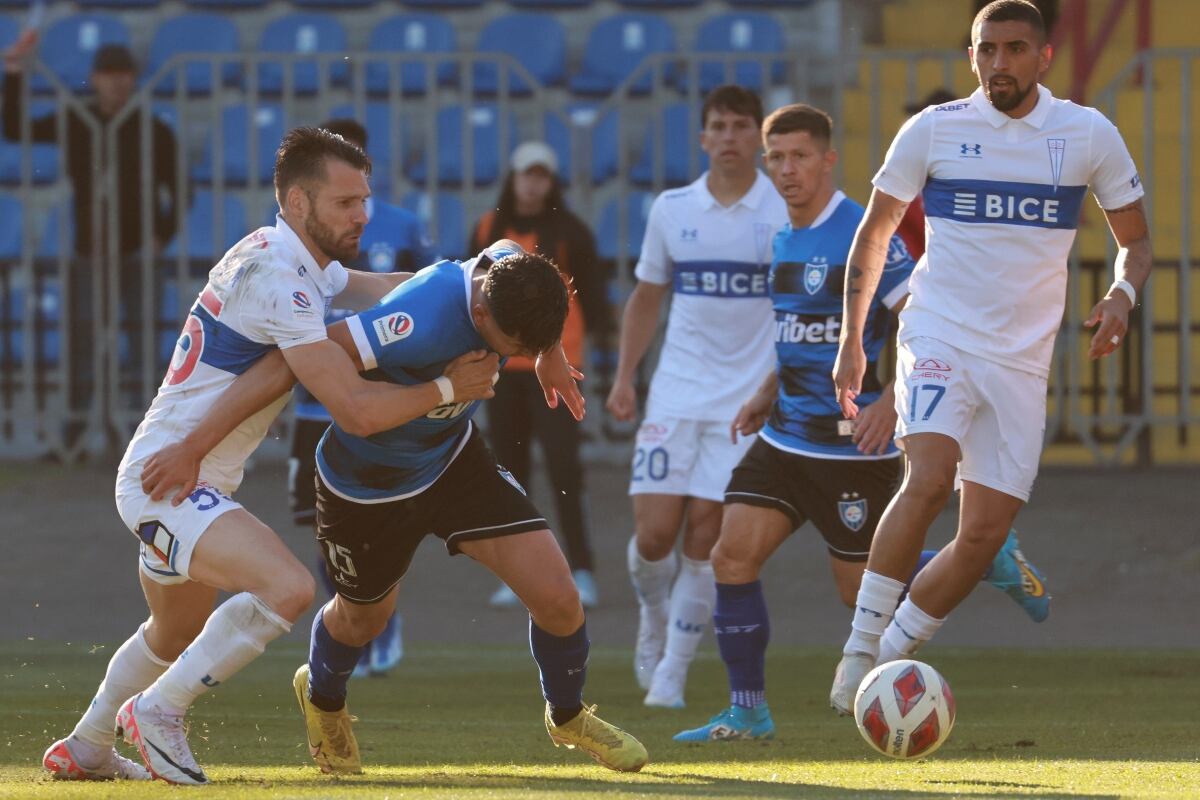 Branco Ampuero en el partido entre la UC y Huachipato por la fecha 28 del Campeonato Nacional.