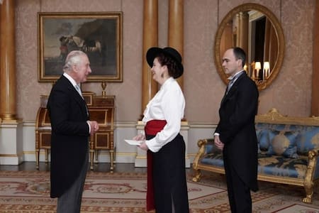 ¿Cómo el Rey Carlos III estaría involucrado en polémico proyecto de exembajadora en Reino Unido?