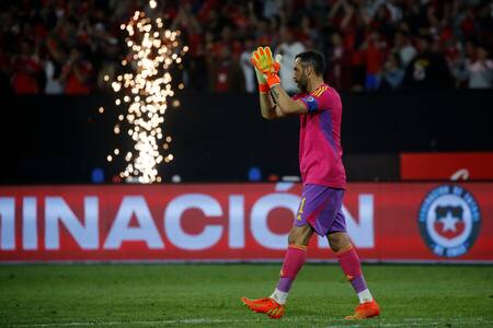 ¿Vuelve al fútbol chileno o se retira? Claudio Bravo definirá su futuro tras la Copa América