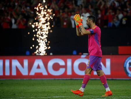 ¿Vuelve al fútbol chileno o se retira? Claudio Bravo definirá su futuro tras la Copa América