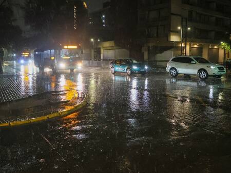 Tránsito suspendido y pasos bajo nivel anegados: Así está la situación en las calles de Santiago por sistema frontal