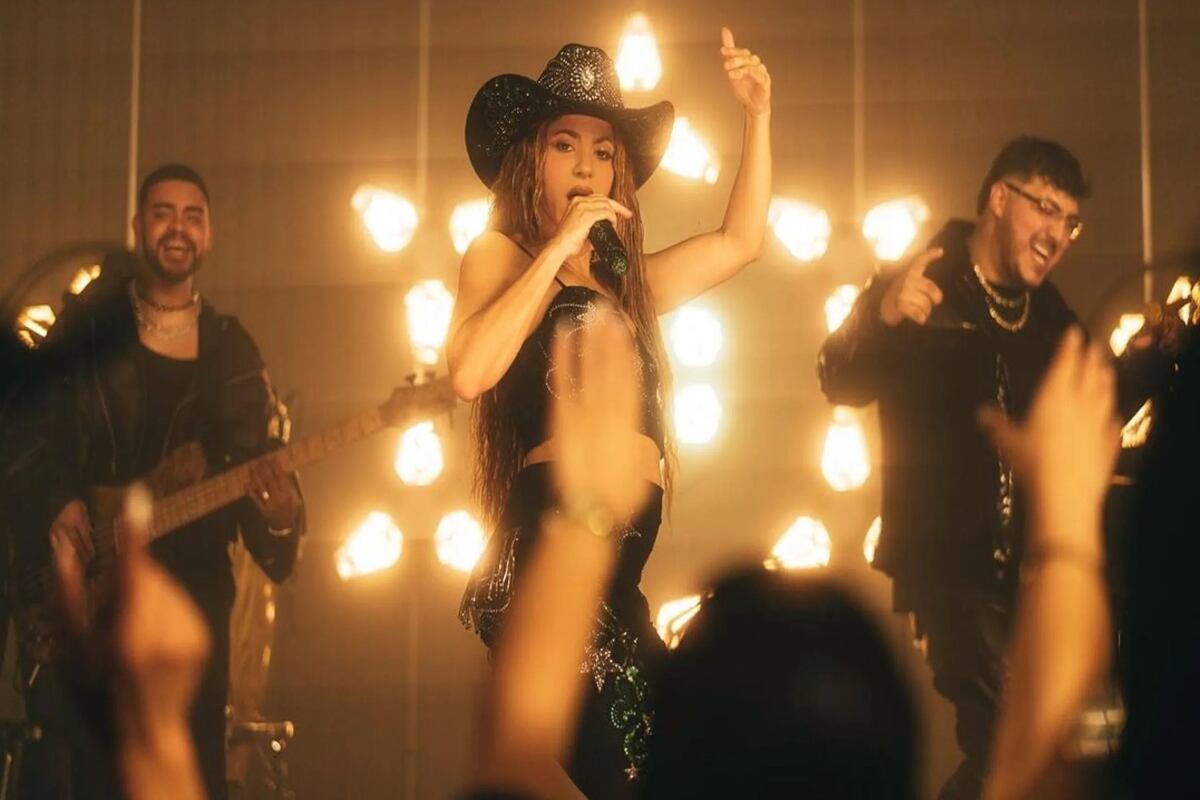 Shakira aprovechó su aparición en el video del tema "Entre Paréntesis" para realizar un tributo a una leyenda