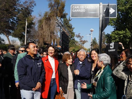 VIDEO | Autoridades homenajearon a Carlos Caszely y renombraron calle de Santiago en su honor