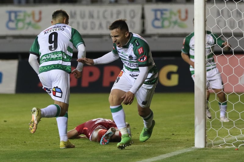 Fabián Núñez celebrando su gol.