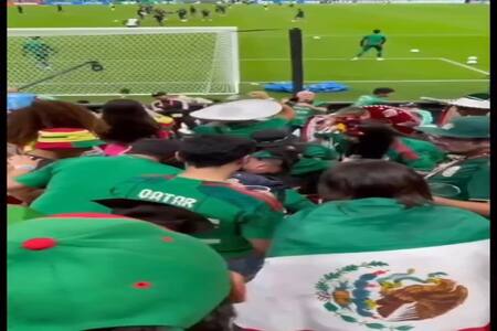 VIDEO | Aficionado recibe balonazo en la cara mientras México calentaba para jugar contra Arabia Saudita