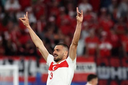 Fue héroe de Turquía en la Eurocopa, es “ahijado” de un crack de La Roja y se metió en un lío por celebración ultraderechista