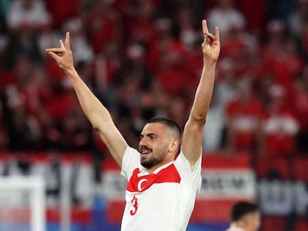 Fue héroe de Turquía en la Eurocopa, es “ahijado” de un crack de La Roja y se metió en un lío por celebración ultraderechista