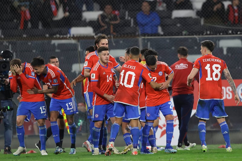 Jugadores de la Selección Chilena celebrando un gol ante Perú por las Eliminatorias para el Mundial del 2026.