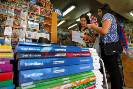 Ahorra en textos escolares en los populares puestos de libros de calle San Diego