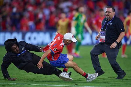 FOTOS | No se vio: chilenos invadieron la cancha apenas La Roja quedó eliminada de la Copa América en Orlando