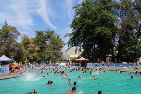Visita las piscinas municipales de La Pintana y El Bosque: Conoce los horarios, precios y talleres