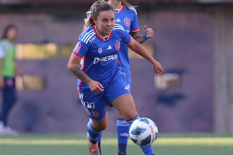 La jugadora de Universidad de Chile, Nicole Fajre, conduce el balón en un partido.