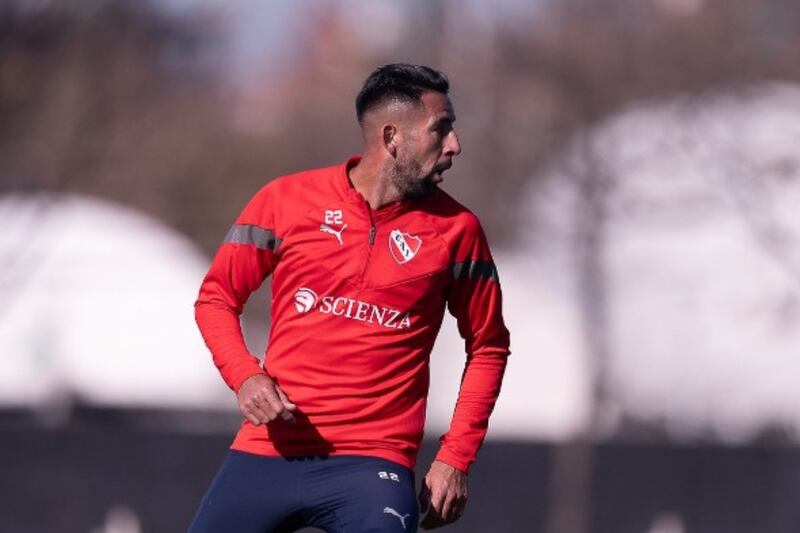 Mauricio Isla en primer plano en entrenamiento de Independiente de Avellaneda.