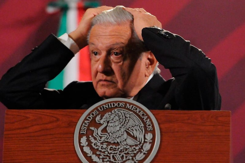 El presidente de México, AMLO, con las manos en la cabeza y cara de preocupación.