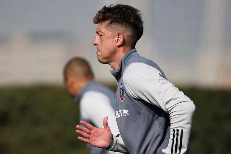 El futbolista Pablo Parra entrenando en Colo Colo.