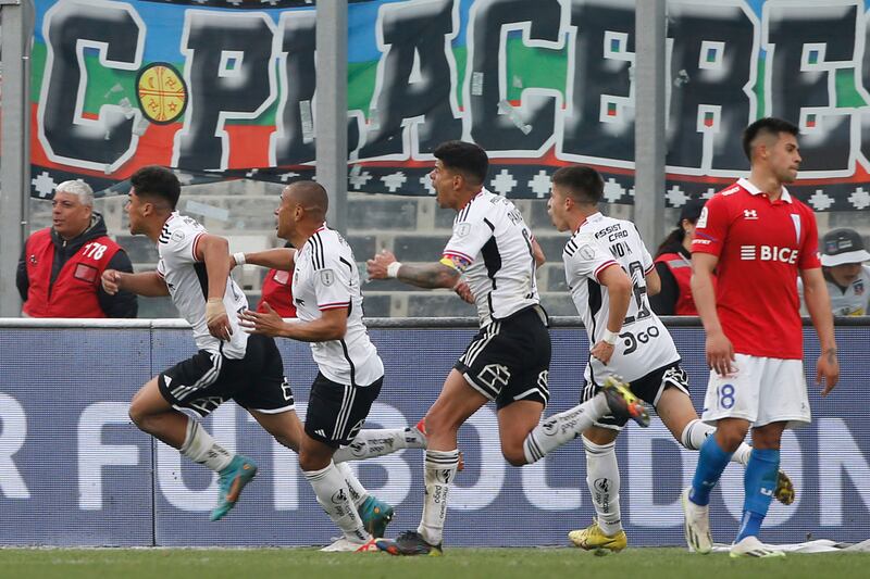 Jugadores de Colo Colo celebrando el gol del triunfo ante Universidad Católica.