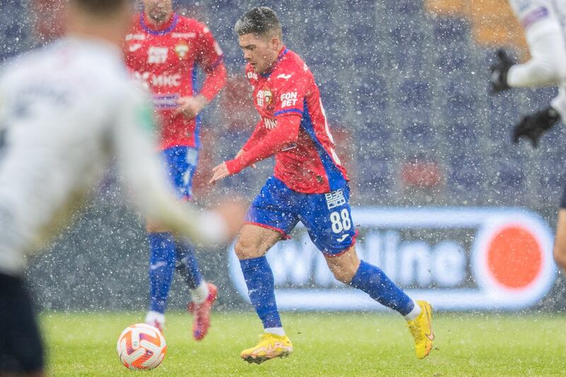 El futbolista Víctor Felipe Méndez conduce un balón con la camiseta del CSKA de Moscú bajo una intensa nevazón.