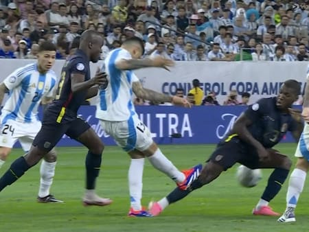 VIDEO | Igual a la de Gabriel Suazo: jugador de Argentina pegó este planchazo y ni siquiera cobraron falta