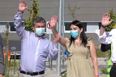 VIDEO | Senador Coloma forcejó con Gobernadora del Maule Cristina Bravo para obligarla a saludar