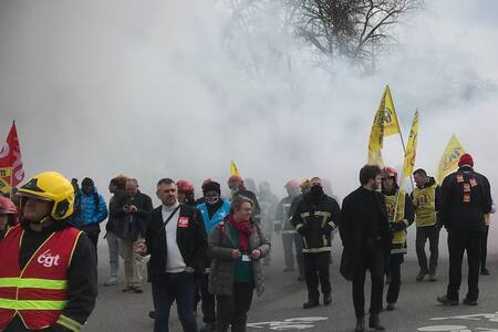 VIDEO | Más de un millón de franceses protestan contra la reforma de pensiones de Macron