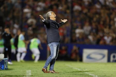 ¿La hora del fútbol chileno? Pipo Gorosito quedó libre tras cortar su vínculo con Gimnasia en Argentina