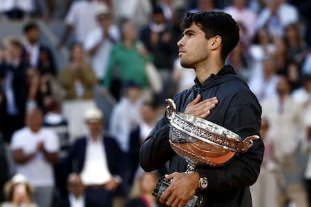¿Cuánto cuesta el impresionante reloj que Carlos Alcaraz lució en la premiación de Roland Garros? 