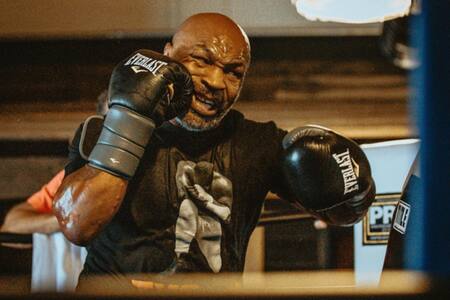 VIDEO | Mike Tyson perdió el control y golpeó a pasajero que lo venía molestando en avión