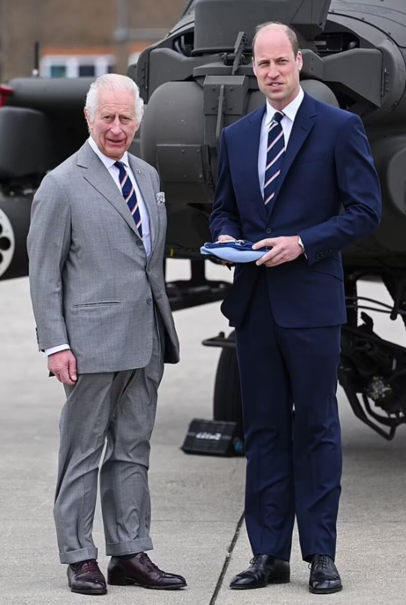 Rey Carlos III y el príncipe William realizaron una visita real conjunta el Centro Aéreo del Ejército de Inglaterra.