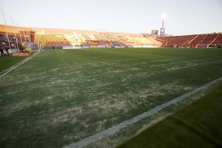 La UC busca estadio: el Santa Laura cerrará sus puertas durante todo febrero