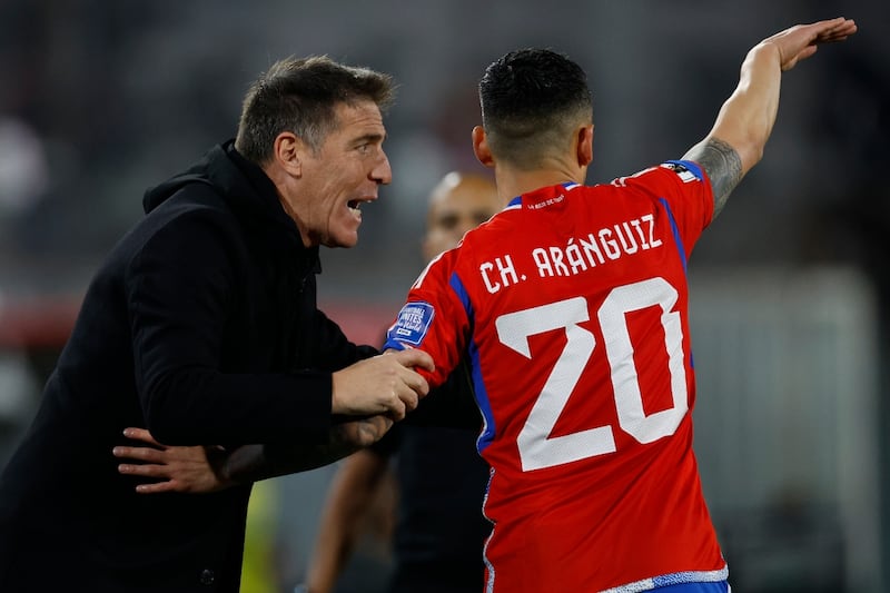 Eduardo Berizzo en partido de La Roja ante Colombia.