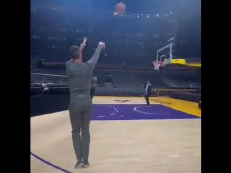 VIDEO | Un genio: Novak Djokovic sorprendió con un triplazo en la cancha de Los Angeles Lakers
