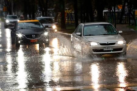 Gobierno da a conocer los 26 cruces con semáforos apagados por las lluvias en la Región Metropolitana