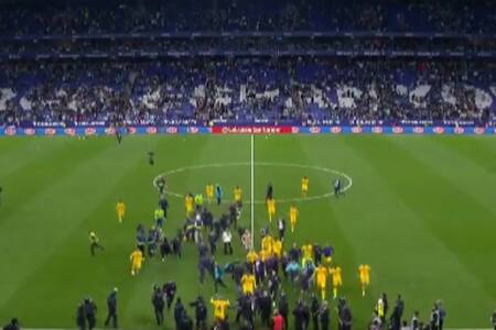 VIDEO | Ultras del Espanyol invaden la cancha para que el Barcelona no festeje el título de La Liga