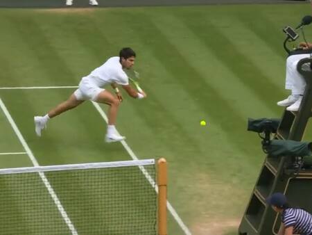 VIDEO | ¡Pasó entre el poste y el umpire! El increíble punto de Carlos Alcaraz en Wimbledon
