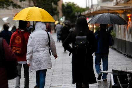 Lluvias vuelven a Santiago esta semana: ¿Qué días serán y a qué sectores afectará?