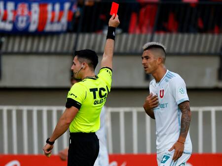 “Fuera de mi club”: Hinchas de la U estallan contra Leandro Fernández tras su expulsión en Copa Chile 